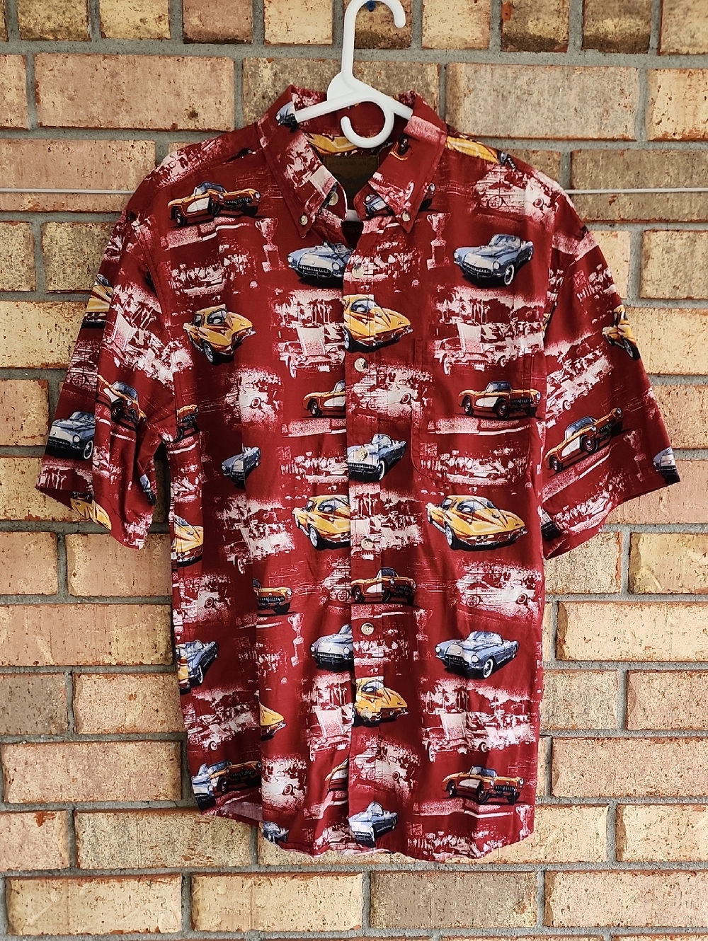 Buckhorn River Size Large Men's Short-Sleeve Red Vintage Car Print Shirt